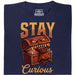 Stay Curious - Vista frontale Maglietta Blu Navy