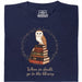 When in doubt, go to the library - Vista principal Camiseta Azul Marino
