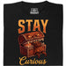 Stay Curious - Vista frontale Maglietta Nero