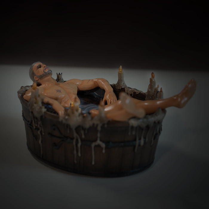 The Witcher Sammelfigur Geralt in der Badewanne – Figur im Halbdunkel